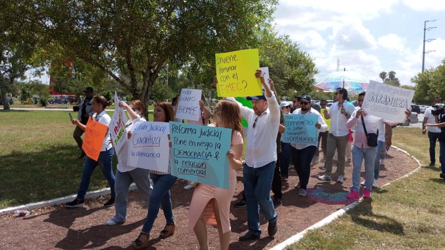 Trabajadores del PJF Marchan frente al Consulado de E.U. en Matamoros
