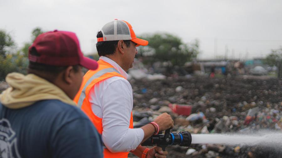 Con ayuda de vecinos, Roberto Lee sepulta enorme basurero clandestino