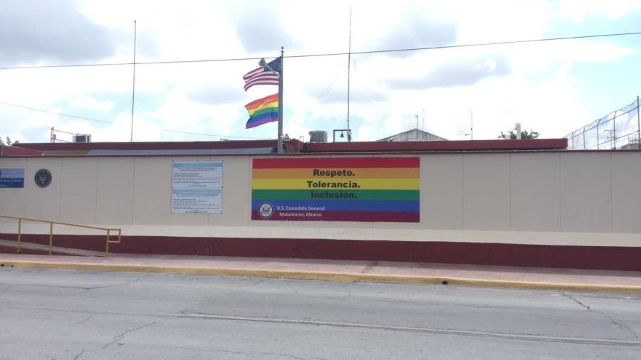 Iza bandera gay consulado de los EU en Matamoros