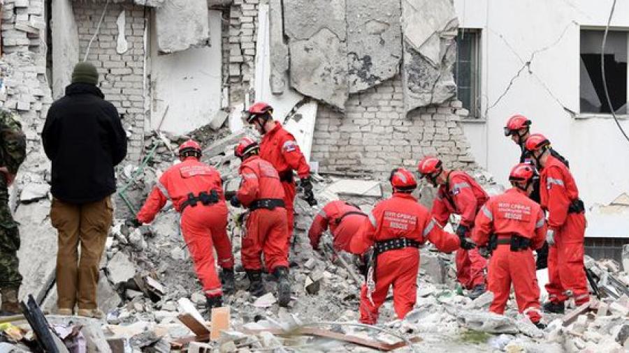 Elevan a 40 los muertos por sismo en Albania 
