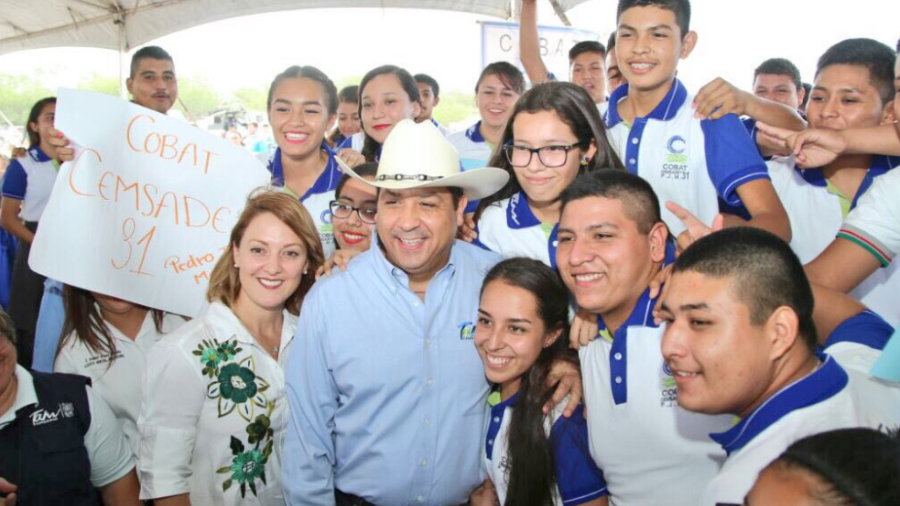 Entrega gobernador apoyo a familias