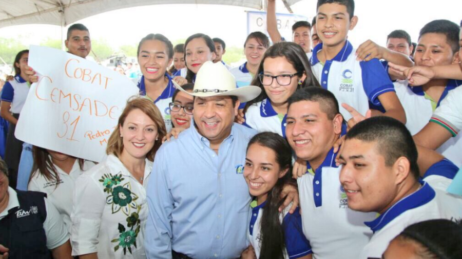 Entrega gobernador apoyo a familias 