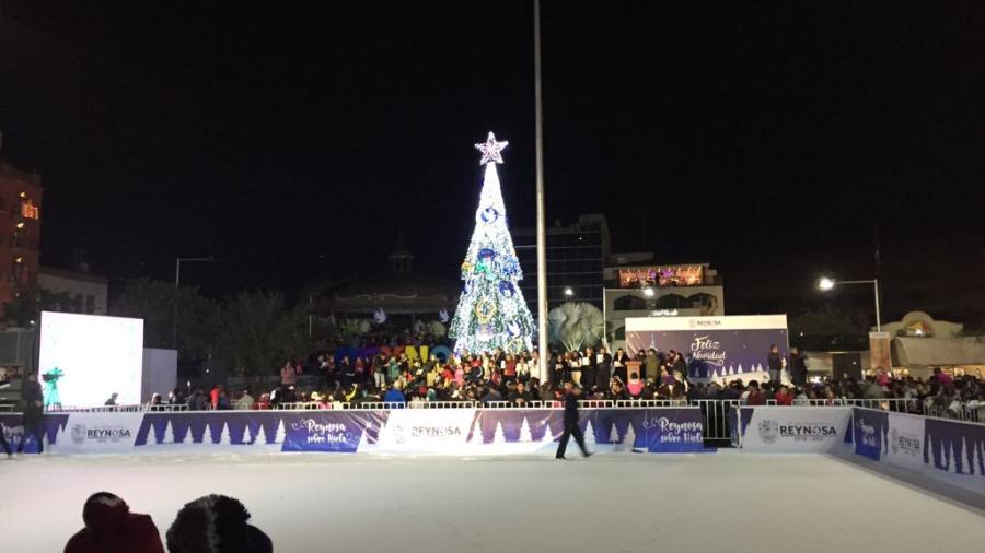 Enciende Maki Ortiz el Pino e inaugura pista de hielo 2018 