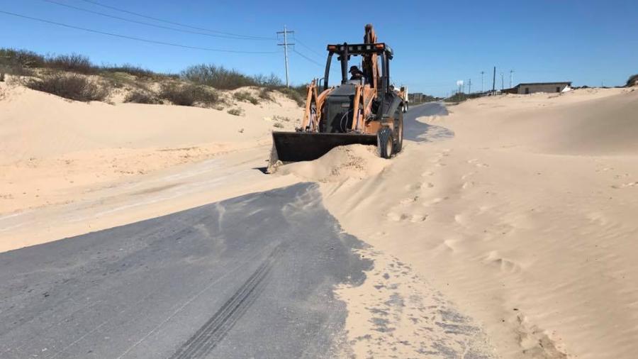 Retiran montaña de arena que cubría la carretera a Higuerillas