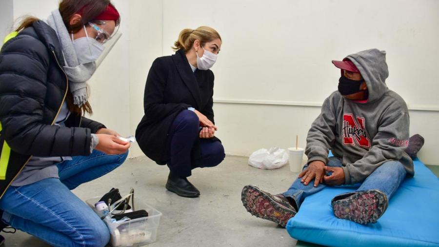 DIF Reynosa atiende a personas albergadas en el Polideportivo 