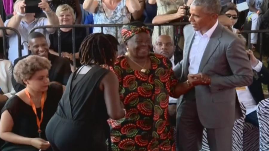 Barack Obama regresa a Kenia y baila con su abuela