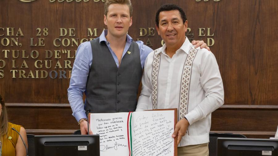 Recibe Alcalde Mario López a Alexander Acha “Mr. Amigo 2023”, firma libro de visitantes distinguidos