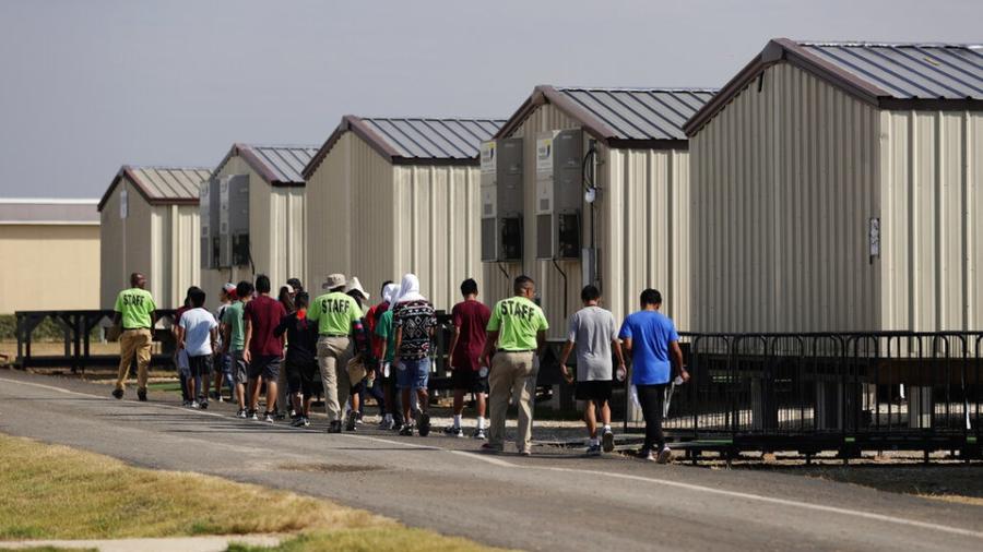 Bloquean reglas de detención de niños migrantes