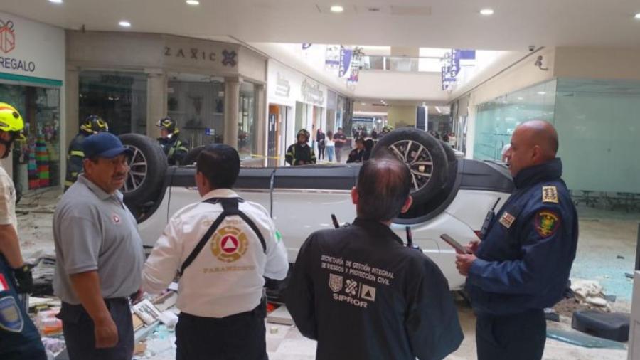 Auto cae desde tercer piso en Plaza Lilas en la CDMX