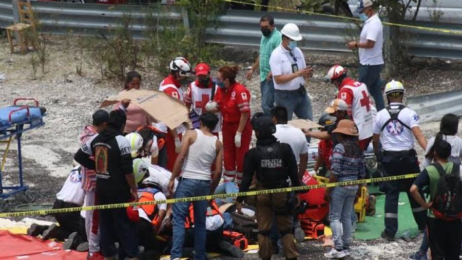 Autobús con peregrinos cae a barranca en Puebla; hay un muerto