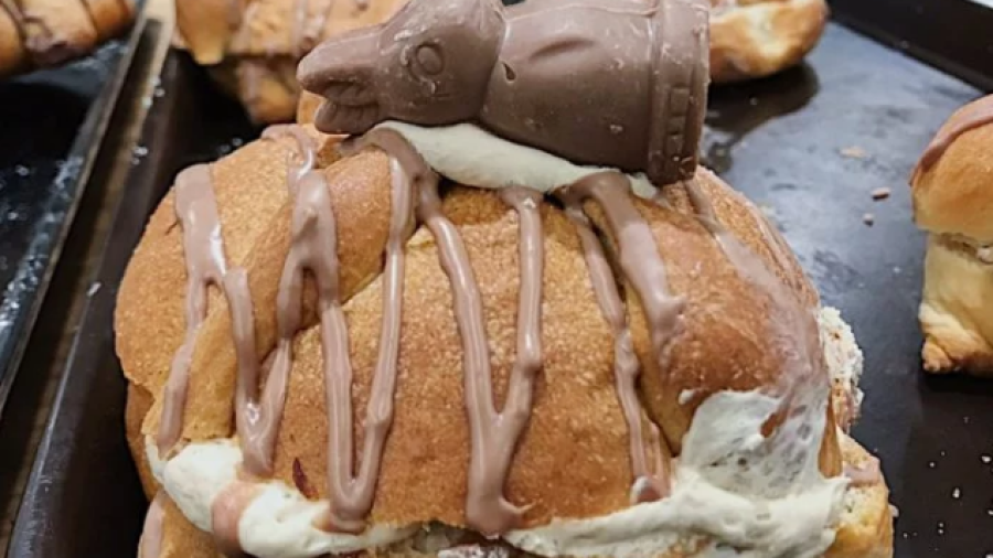 Pan de muerto con conejito de chocolate y relleno de nata