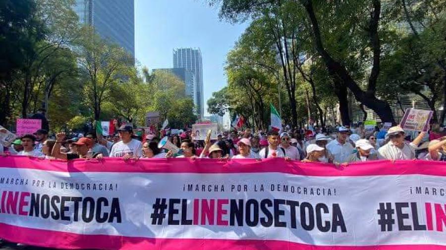 Marchan en el Zócalo para defender permanencia del INE