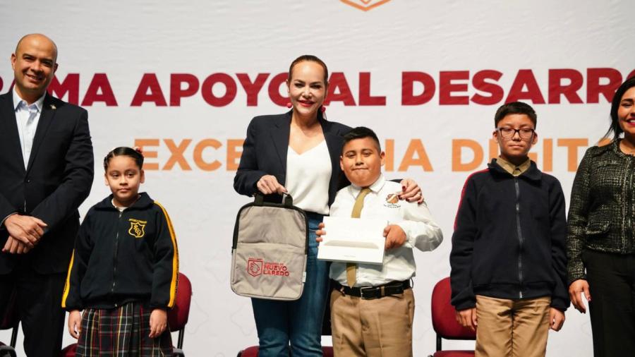 Padres de familia y estudiantes reconocen labor de Alcaldesa Carmen Lilia Canturosas
