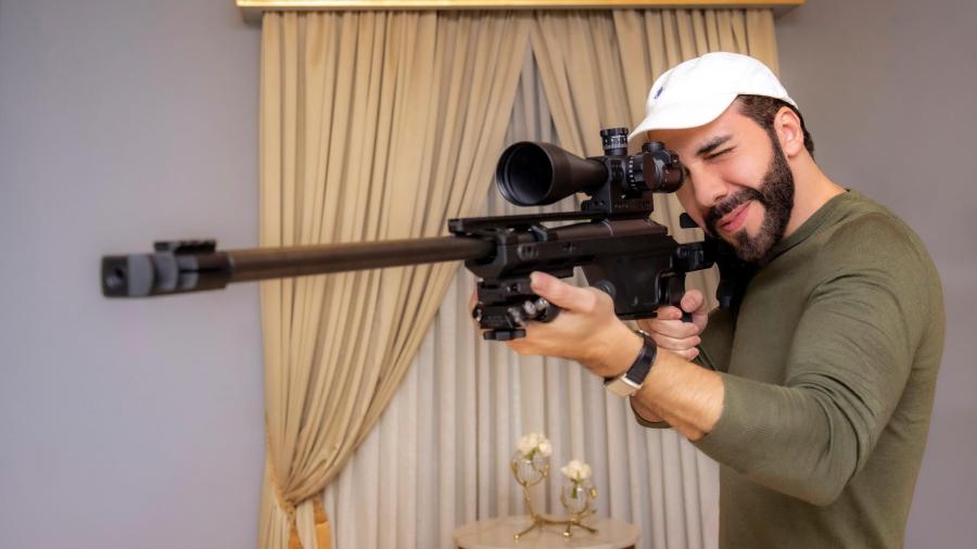 Posa Bukele con arma para anuncia llegada de nuevo armamento