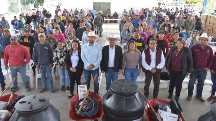 Benefician a familias de Padilla con la entrega de huertos de traspatio