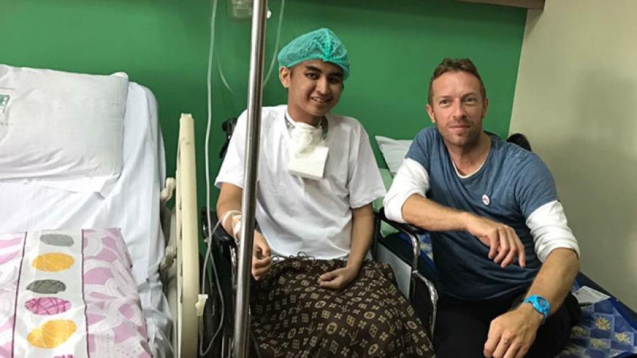 Chris Martin visita a fan en hospital