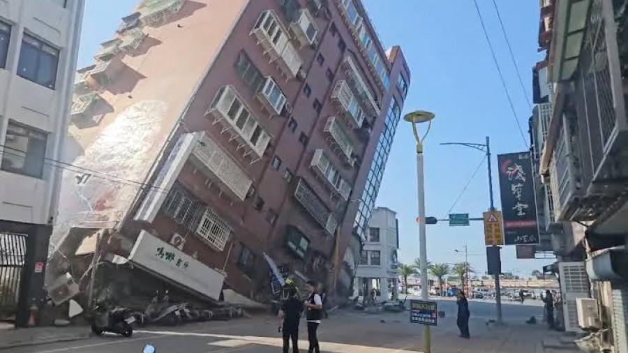 Terremoto de 7.4 sacude Taiwan; hay alerta de tsunami