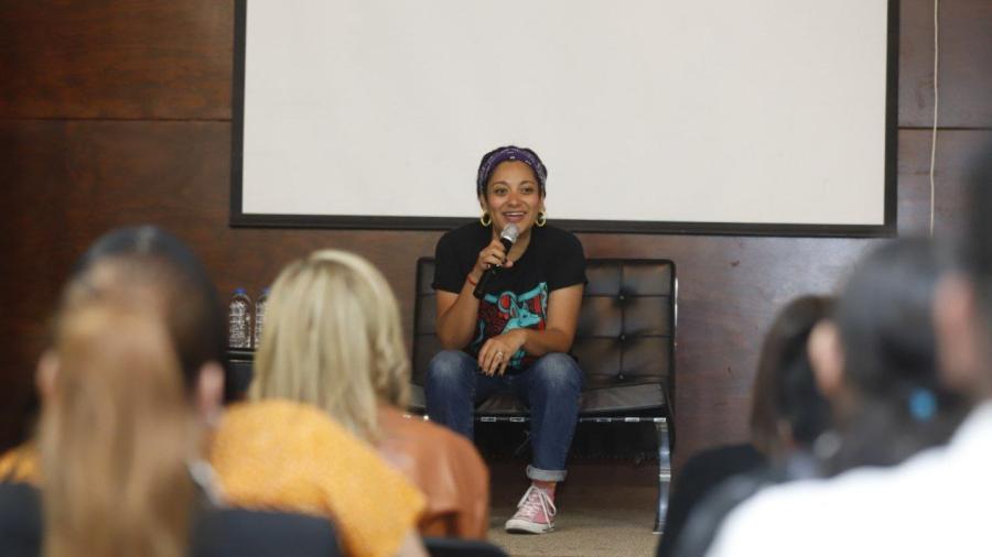 Carol Solís dialoga con neolaredenses sobre lucha por la igualdad 