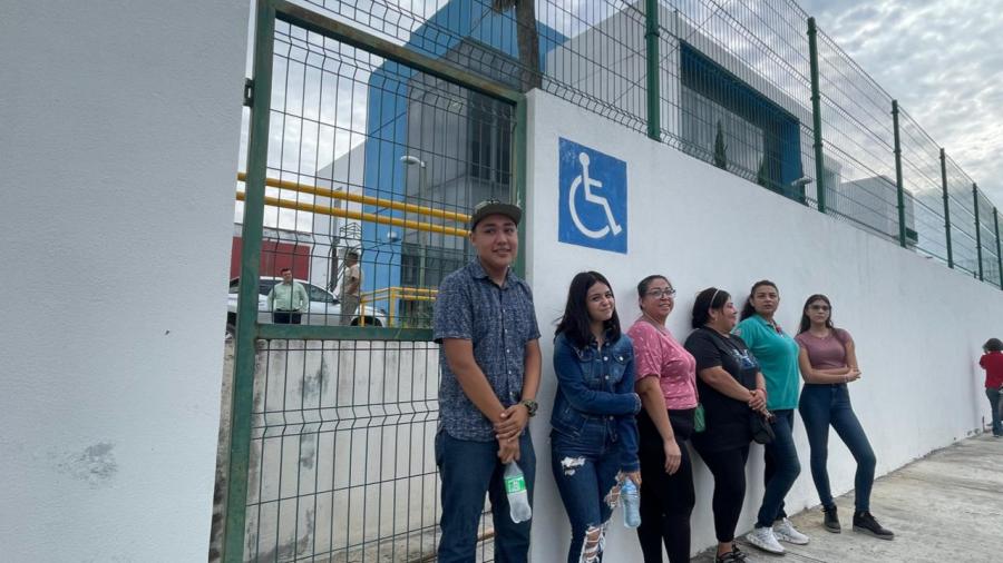 Alumnas y alumnos de la ETI 44 se quedan sin graduación.