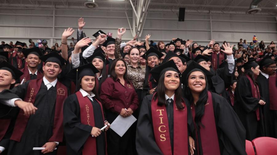 Se gradúan mil 200 estudiantes de preparatorias municipales