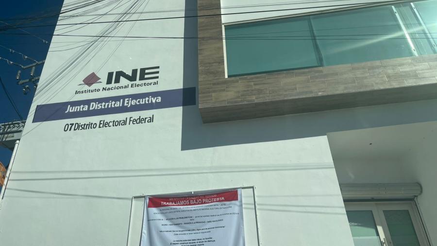 Trabajadores del INE protestan contra acoso laboral