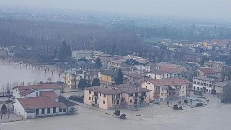 Desalojan a miles de personas por inundaciones en Italia