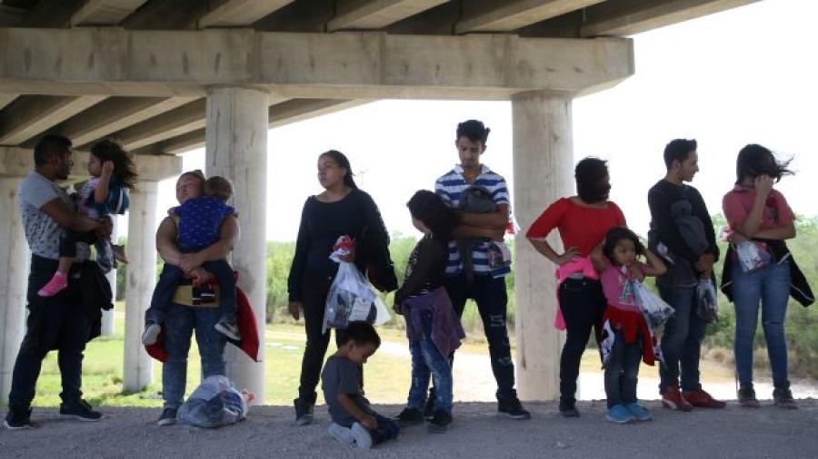 EU planea deportar a familias migrantes: WP