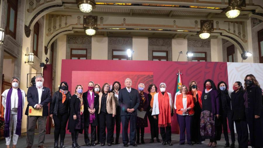 Estamos a favor de la igualdad de las mujeres: AMLO 