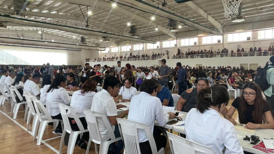 Entregan 2 mil 500 tarjetas de beca municipal a universitarios