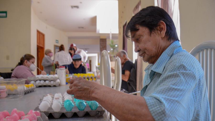 Venderán cascarones de Pascua abuelitos del Asilo "Vida y Esperanza" del DIF