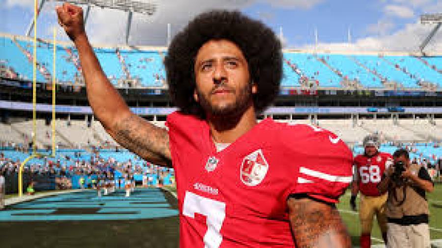 Colin Kaepernick demanda a la NFL