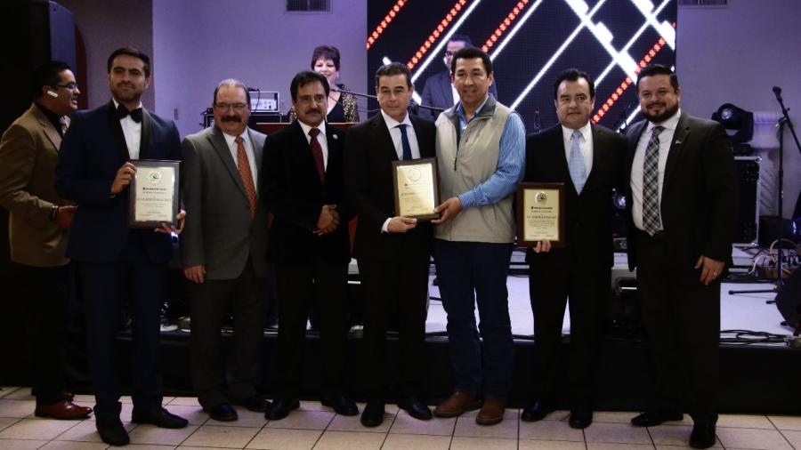 Felicita Alcalde Mario López a integrantes de agrupación Comunicadores Unidos A.C.