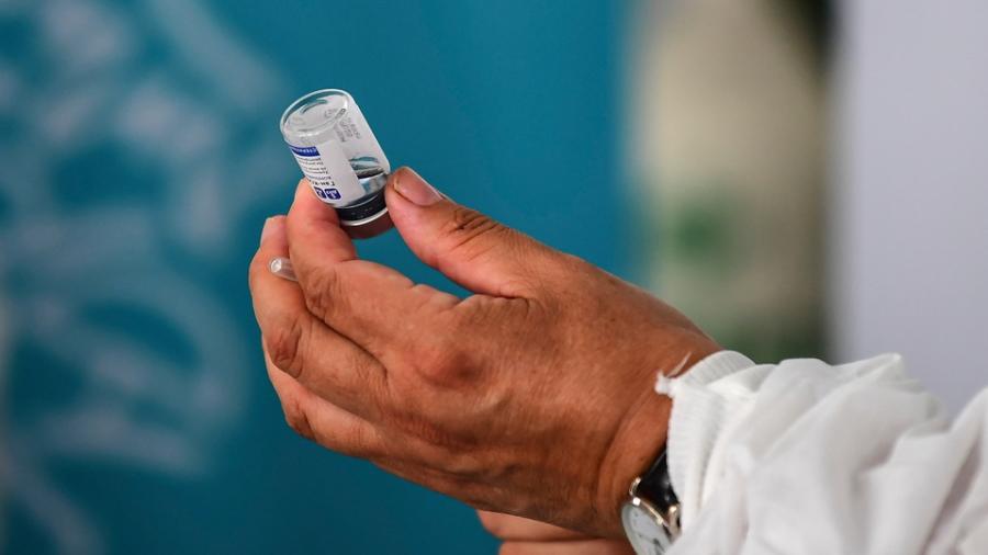 Hospitalizan a doctora de NL por reacciones a vacuna contra Covid-19