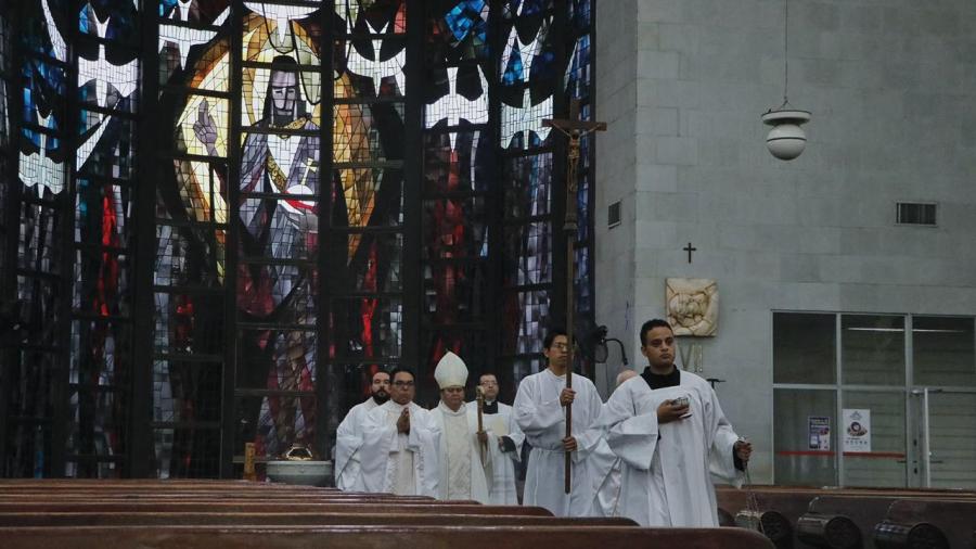 Celebraci&oacute;n sin feligreses del Sacremento del Sacerdocio pese a COVID-19 en Nuevo Laredo