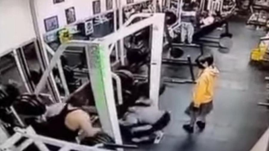 Muere mujer en gimnasio tras caerle pesa de 180 kilos