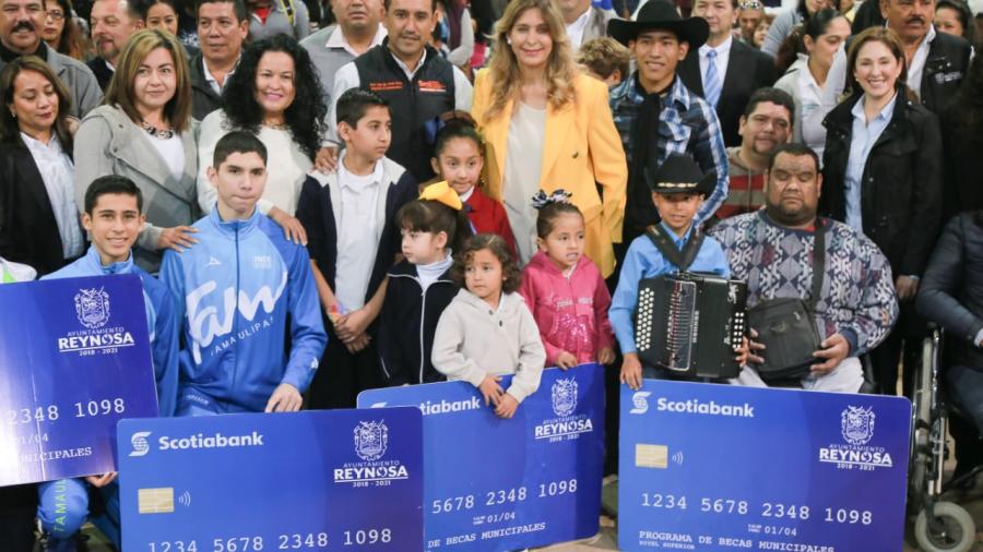 Entrega Municipio tarjetas por 100 mdp en Becas
