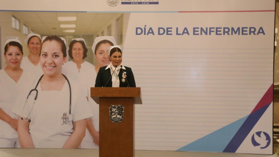 Dedica Maki Ortiz festejo a enfermeras en su día