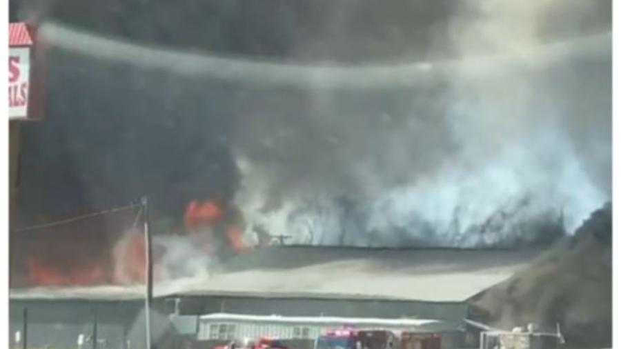 Bomberos responden ante incendio en Matts Materials