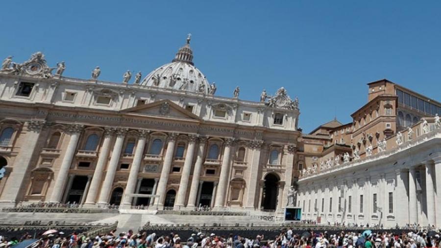 Policía vaticana encuentra a mano derecha del papa en una orgía gay