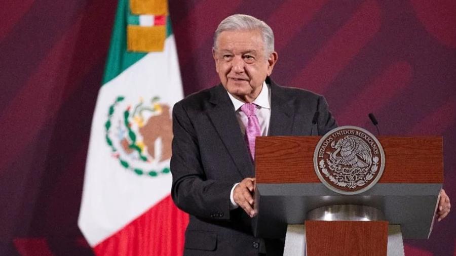 Acusa AMLO que ministros no quieren vivir en la "justa medianía" por fideicomisos