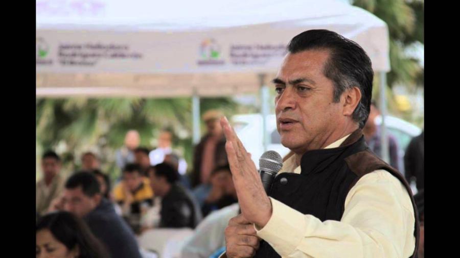 Confunden a el candidato "El Bronco" con Lupe Esparza en Oaxaca 