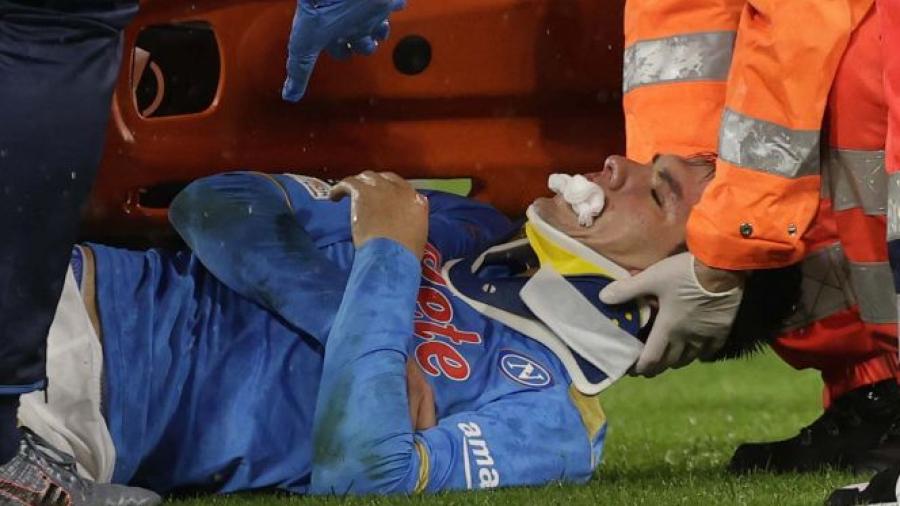 Hirving "Chucky" Lozano sufre fuerte golpe y sale del campo con collarín