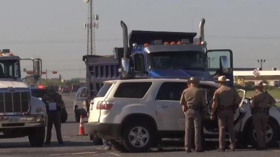 Un muerto deja aparatoso choque de camión 