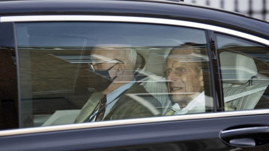 El príncipe Felipe de Inglaterra sale del hospital