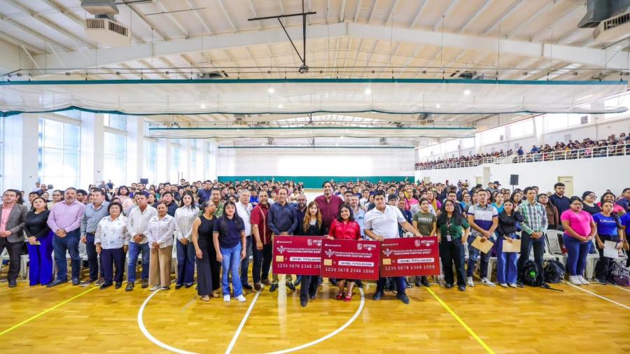 Entregó el Presidente Municipal Carlos Peña Ortiz, Becas de Titulación 2025 