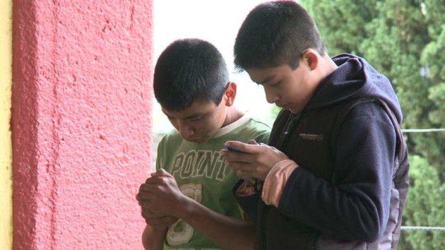Niños y adolescentes mexicanos pasan más de medio día con el celular en la mano