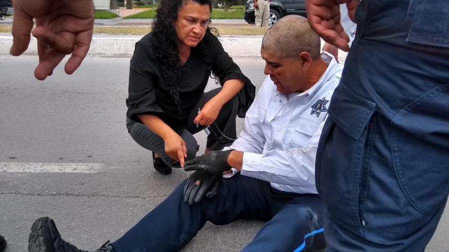 Se lesiona policía estatal al caer de la patrulla 