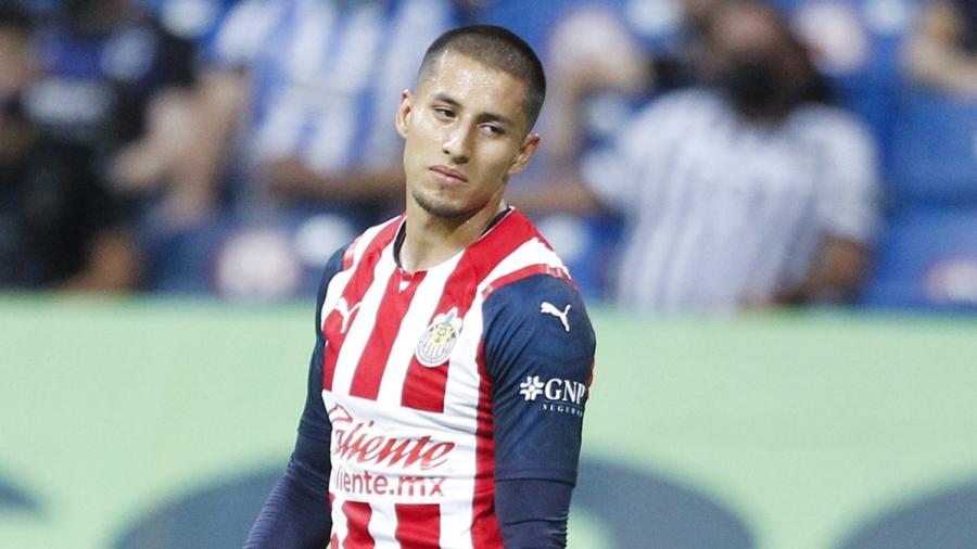 Carlos Cisneros es baja de Chivas ante León