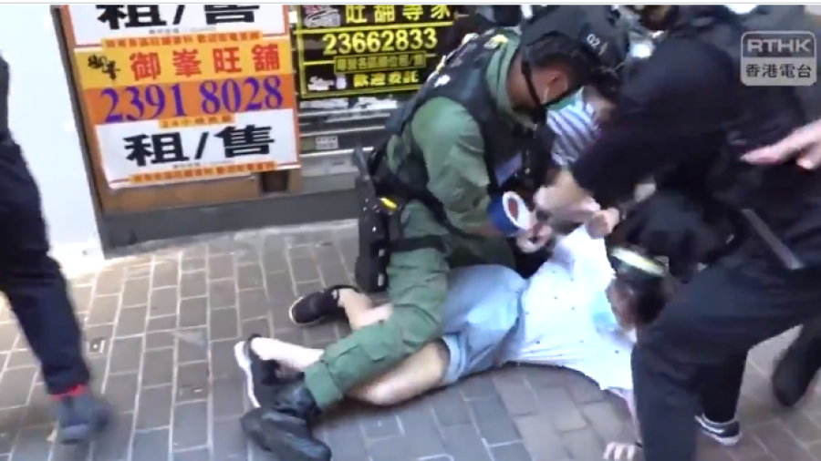 Arrestan violentamente a niña de 12 años durante manifestaciones en Hong Kong 