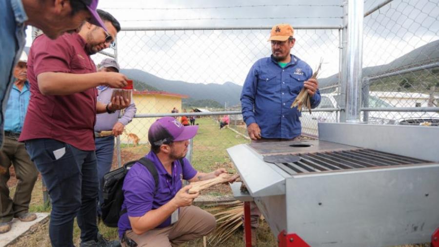 Entrega SEDENER estufa eficiente de leña a comunidad de La Marcela en Miquihuana